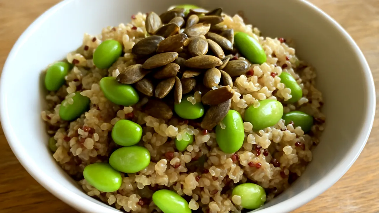 Insalata di quinoa con edamame e semi di zucca"