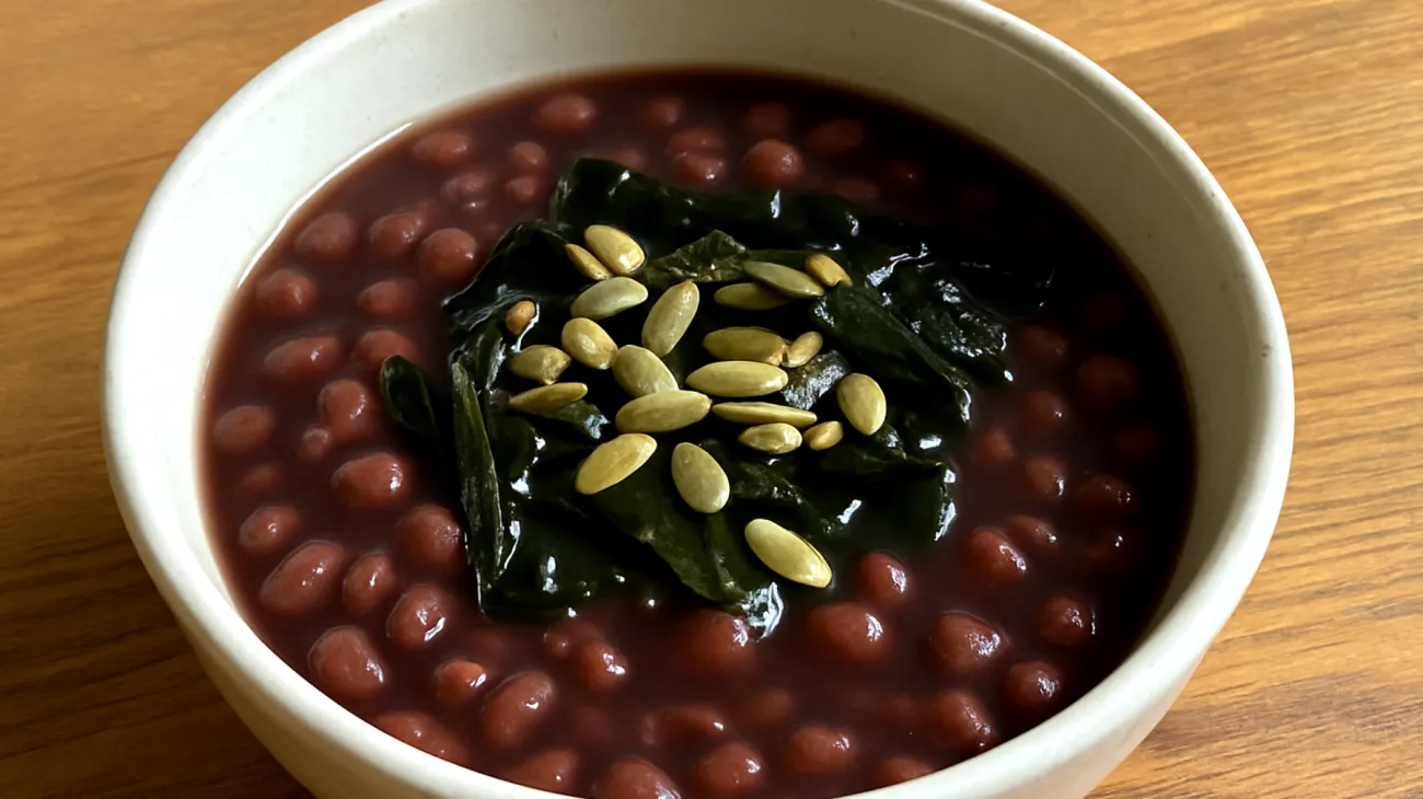Zuppa di fagioli azuki con alga wakame e semi di zucca"