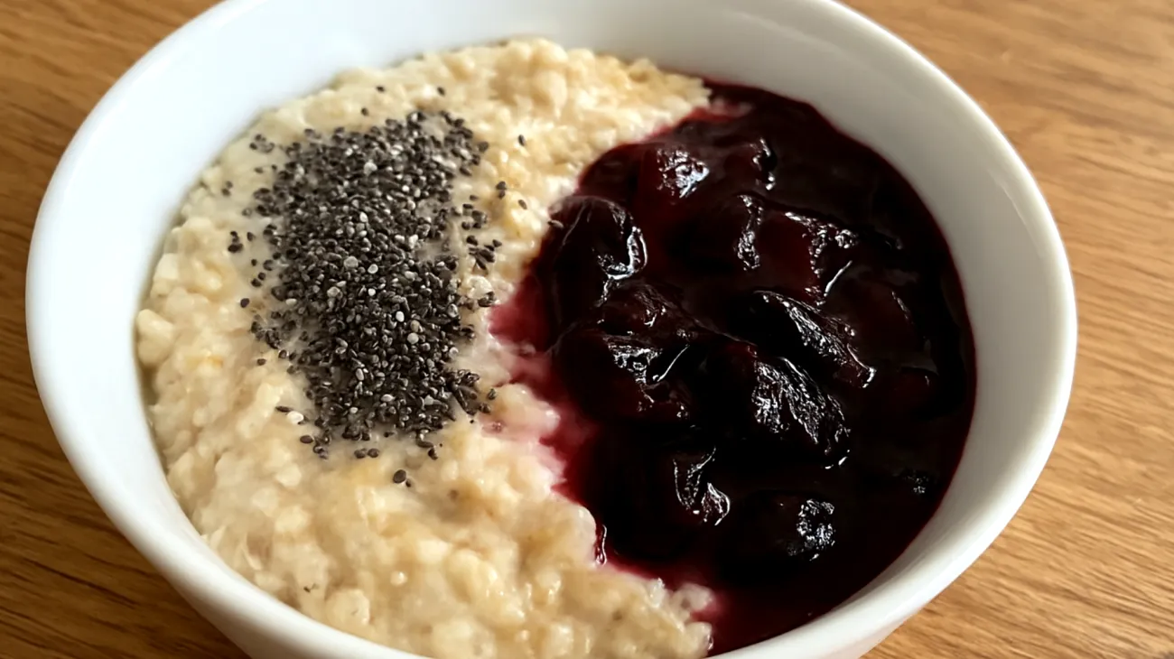 Porridge di avena con semi di chia e composta di prugne"
